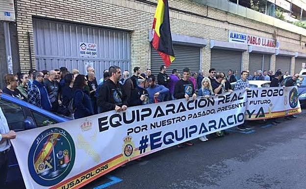 Concentración de Jusapol a las puertas de la sede del PSOE en Palencia en 2018. 