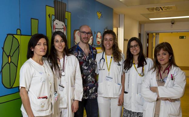 Pilar González (enfermera), Lucía Palacio (MIR), Roberto Velasco (pediatra), Patricia Bolívar (MIR), Marina Sánchez (MIR) y Natalí Campo (Adjunta de Urgencias Pediátricas). 