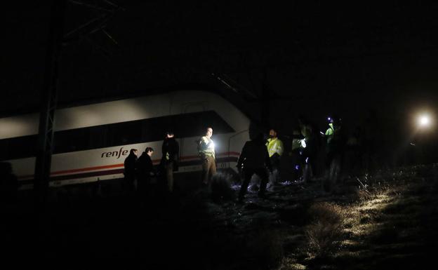 Uno de los pasajeros del Alvia descarrilado en Palencia: «Ha empezado a dar unos tirones muy fuertes y hemos escuchado un ruido extraño»