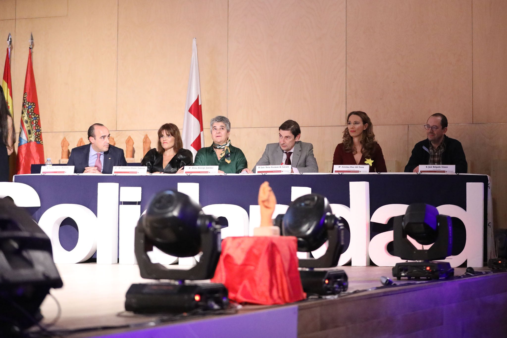 Cruz Roja Salamanca celebró ayer una accidentada XXIV edición de sus Premios Solidaridad. La gala, que fue interrumpida por una alerta de incendio que se quedó en un susto, fue presentada por el periodista y presentador de televisión Javier Gallego.