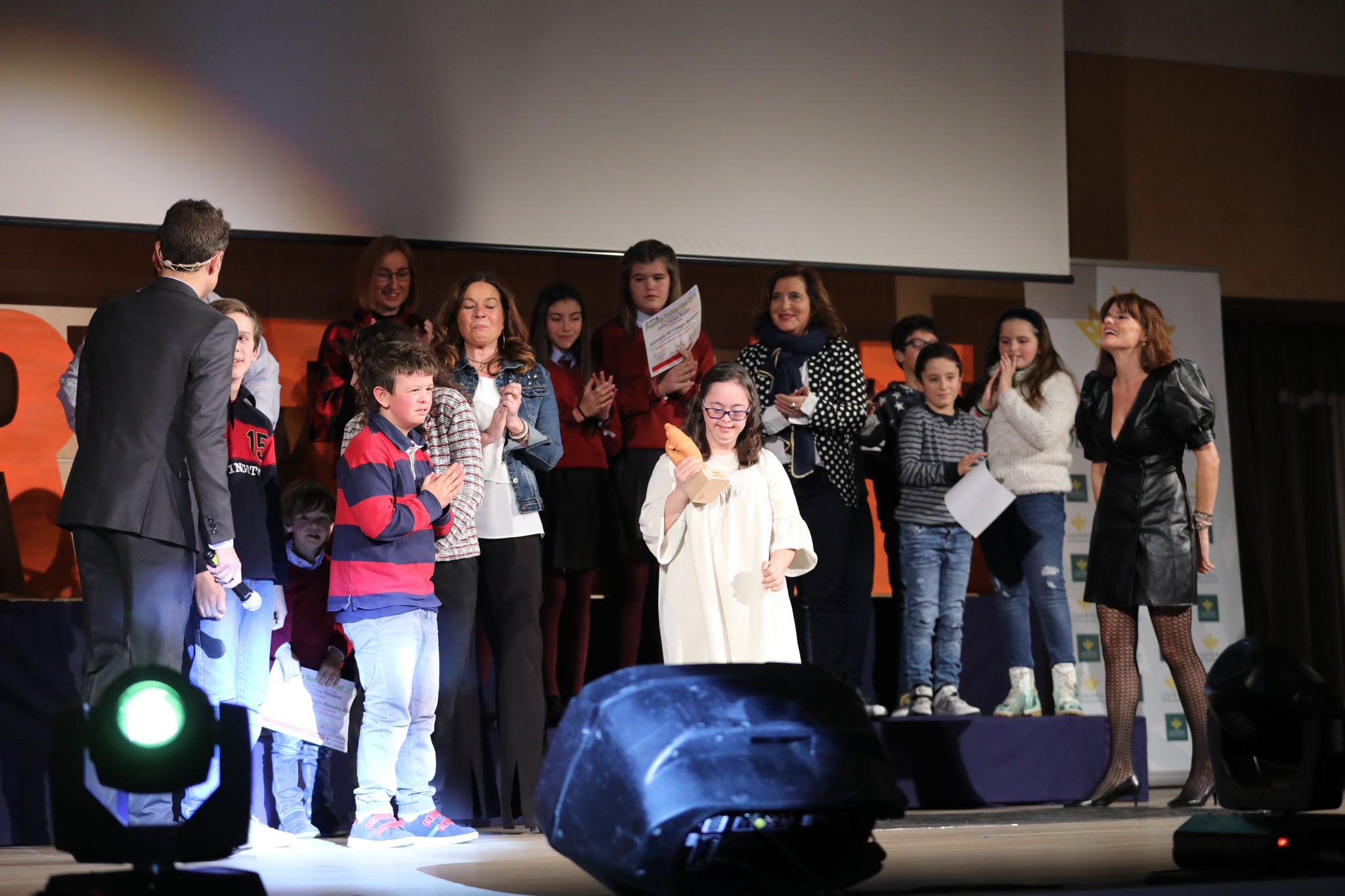 Cruz Roja Salamanca celebró ayer una accidentada XXIV edición de sus Premios Solidaridad. La gala, que fue interrumpida por una alerta de incendio que se quedó en un susto, fue presentada por el periodista y presentador de televisión Javier Gallego.