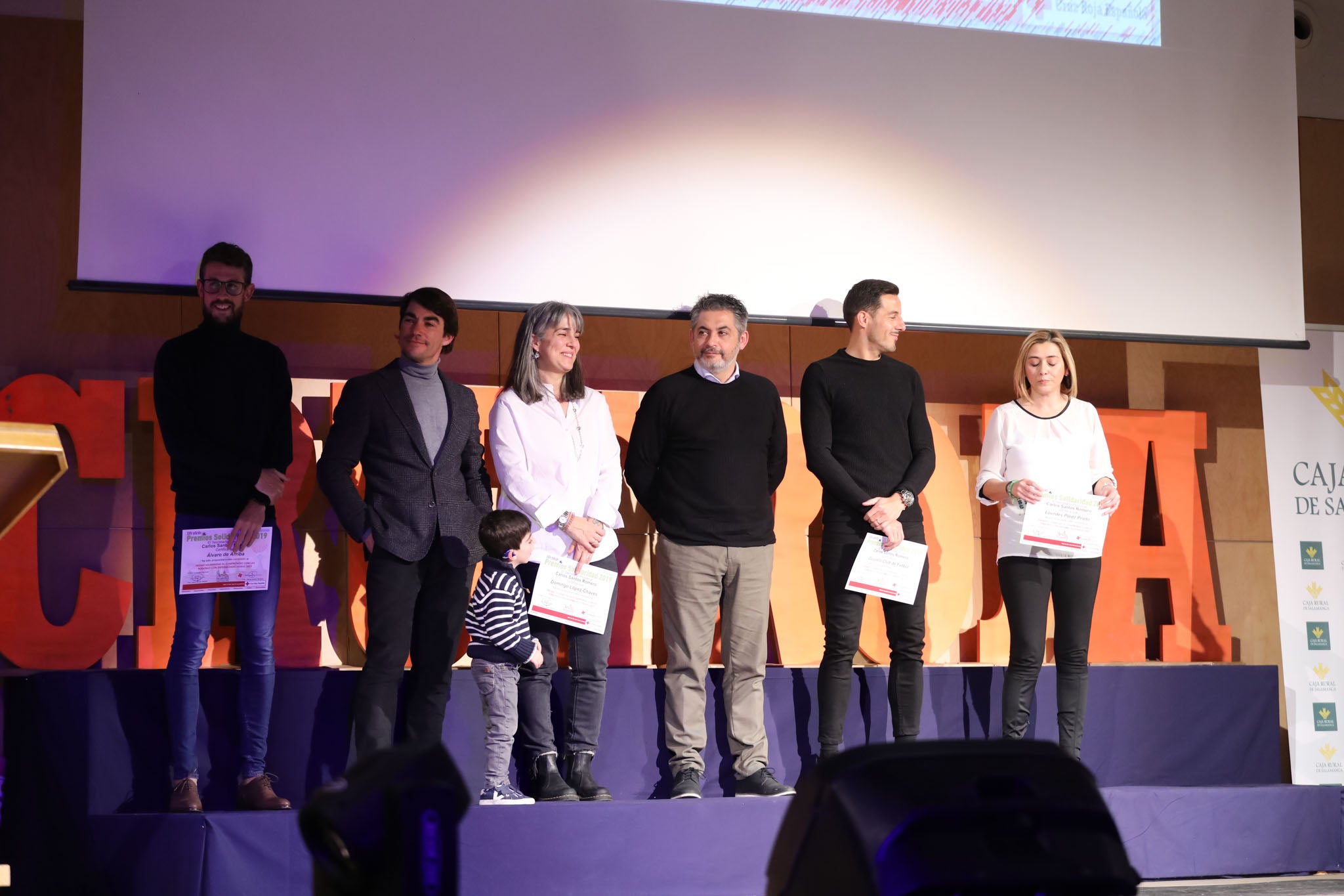 Cruz Roja Salamanca celebró ayer una accidentada XXIV edición de sus Premios Solidaridad. La gala, que fue interrumpida por una alerta de incendio que se quedó en un susto, fue presentada por el periodista y presentador de televisión Javier Gallego.