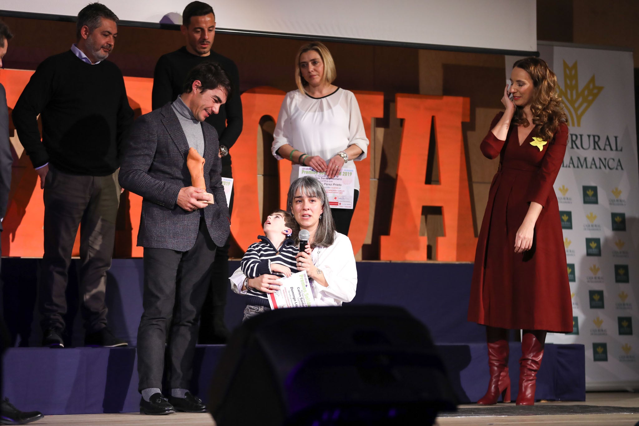Cruz Roja Salamanca celebró ayer una accidentada XXIV edición de sus Premios Solidaridad. La gala, que fue interrumpida por una alerta de incendio que se quedó en un susto, fue presentada por el periodista y presentador de televisión Javier Gallego.