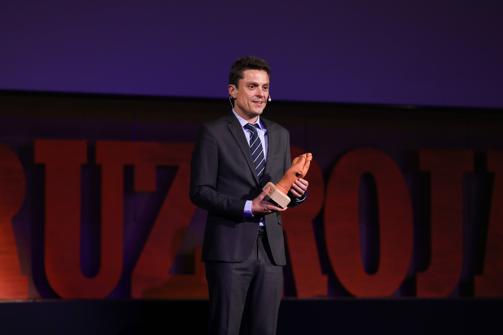 Cruz Roja Salamanca celebró ayer una accidentada XXIV edición de sus Premios Solidaridad. La gala, que fue interrumpida por una alerta de incendio que se quedó en un susto, fue presentada por el periodista y presentador de televisión Javier Gallego.