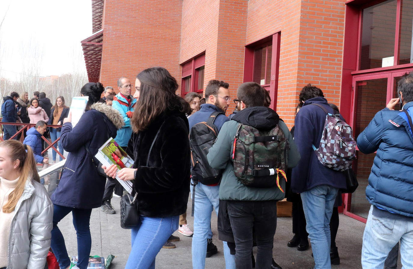 Un total de 35.472 candidatos se examinan este sábado en una veintena de ciudades, entre ellas Salamanca y Valladolid, para obtener una de las 9.539 plazas de formación sanitaria especializada en Medicina, Farmacia, Enfermería, Psicología, Química, Biología y Física convocadas por el Ministerio de Sanidad.