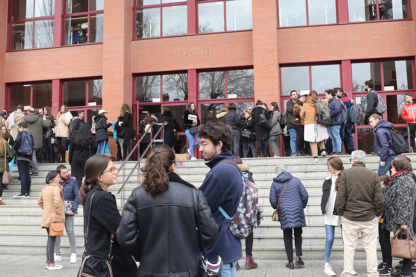 Un total de 35.472 candidatos se examinan este sábado en una veintena de ciudades, entre ellas Salamanca y Valladolid, para obtener una de las 9.539 plazas de formación sanitaria especializada en Medicina, Farmacia, Enfermería, Psicología, Química, Biología y Física convocadas por el Ministerio de Sanidad.