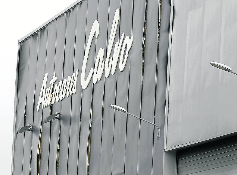 Piden datos a las operadoras de telefonía para esclarecer el incendio en la nave de Autocares Calvo en Palencia