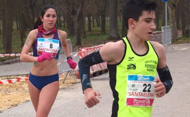 Clara Santa Elena, junto a su hermano en una competición en Burgos. 