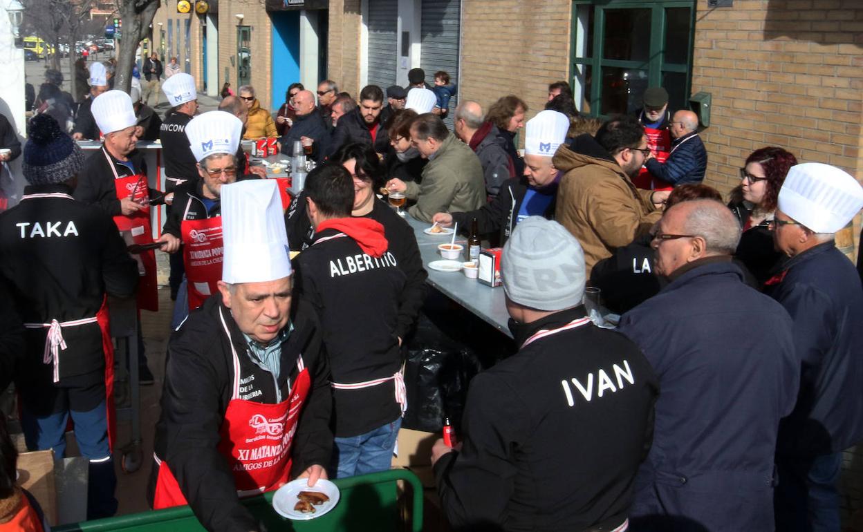 Reparto de raciones en la tradicional matanza de Nueva Segovia celebrada este sábado. 