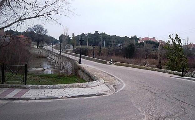 Acceso desde el viejo puente sobre el Cega, que se mejorará. 