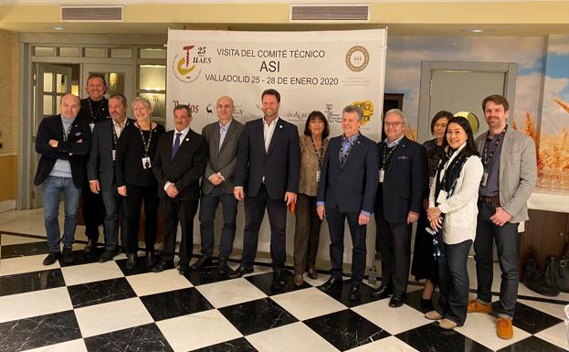 Pablo Martín y Jorge Llorente posan con el comité técnico de la API.