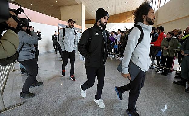 Marcelo, Isco y Benzema, a la llegada al aeropuerto de Matacán de Salamanca el pasado miércoles. 