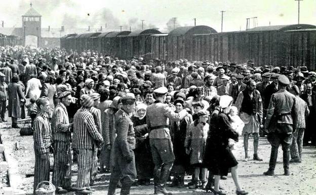 Oficiales nazis organizan a los prisioneros a su llegada al campo de exterminio. 