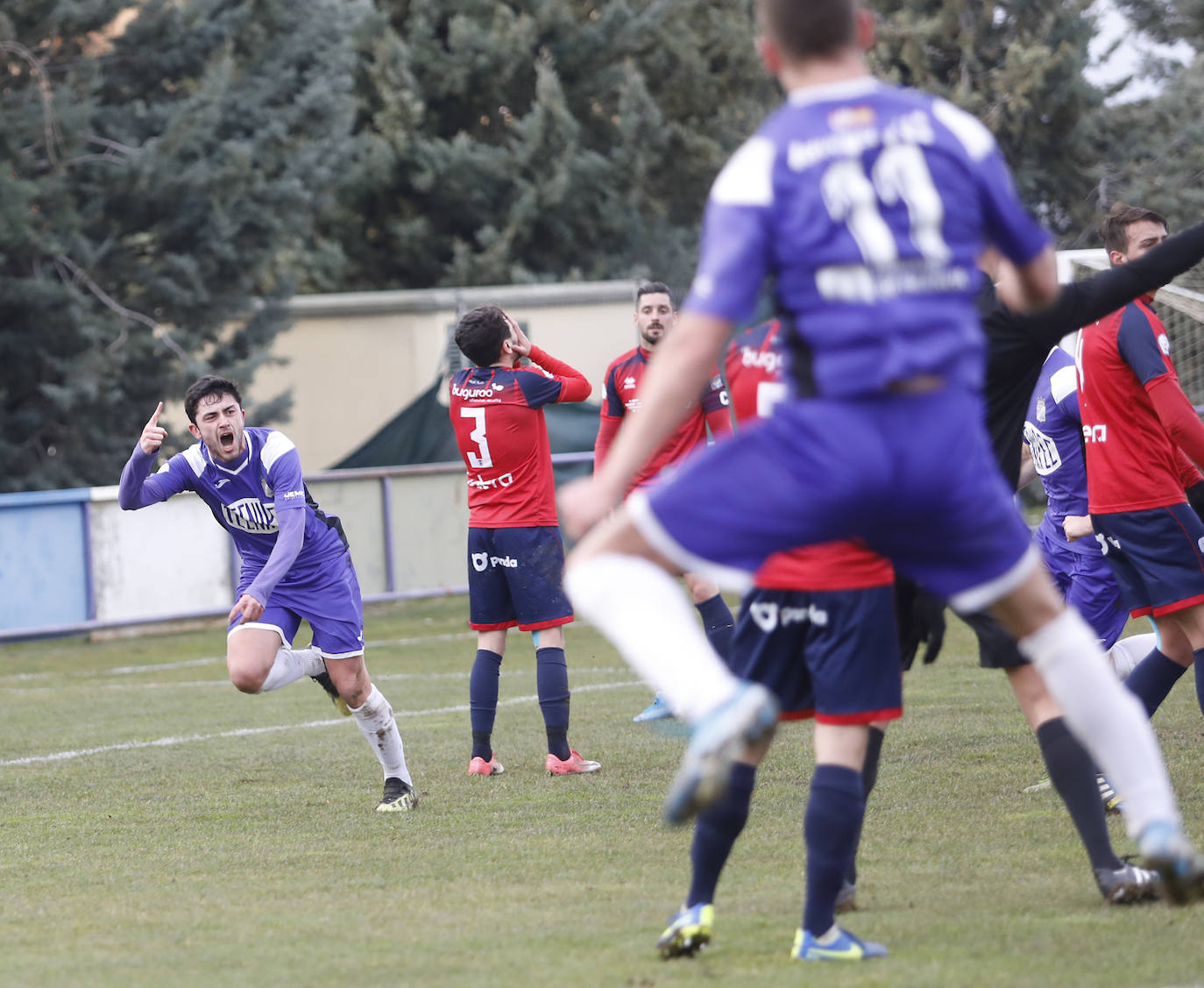 El equipo morado suma la quinta victoria de la temporada. 