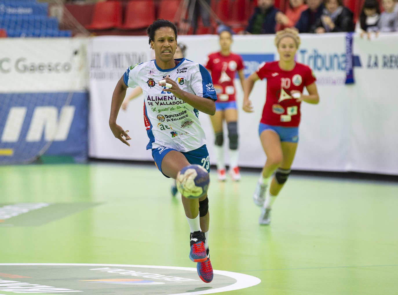 El Aula Alimentos de Valladolid suma su tercera victoria consecutiva (25-24) gracias a un tanto de Bea Puertas en los últimos segundos del partido contra el Balonmano Salud Tenerife.