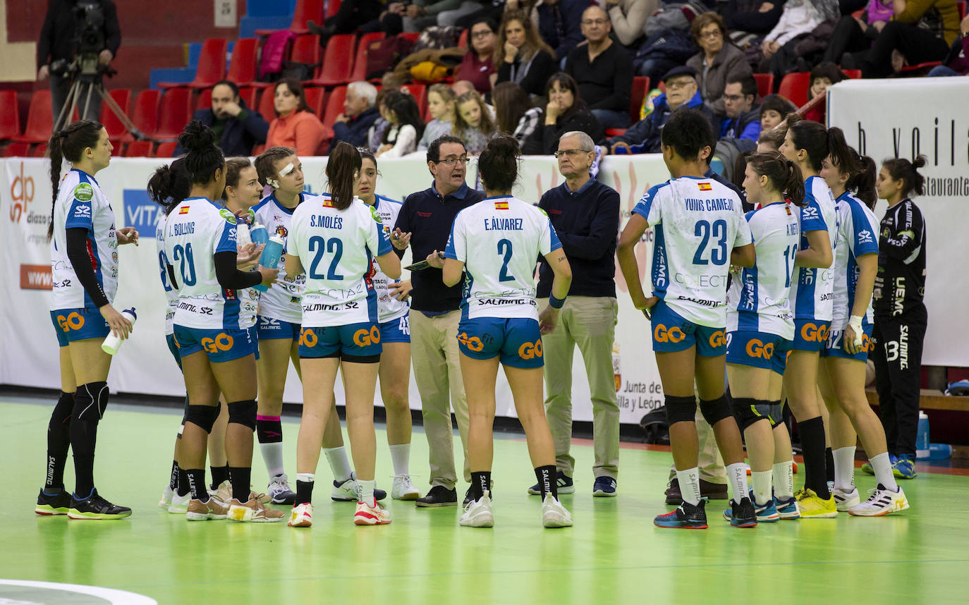 El Aula Alimentos de Valladolid suma su tercera victoria consecutiva (25-24) gracias a un tanto de Bea Puertas en los últimos segundos del partido contra el Balonmano Salud Tenerife.