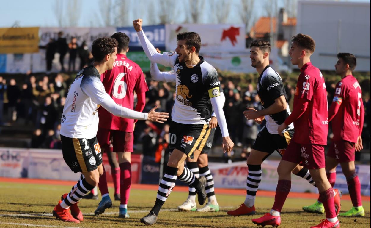 Carlos de la Nava celebra uno de sus goles ante el Alavés B. 