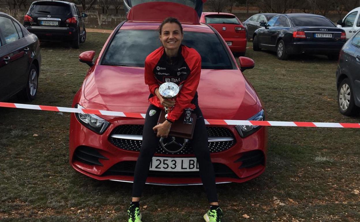 Gema Martín con su trofeo. 