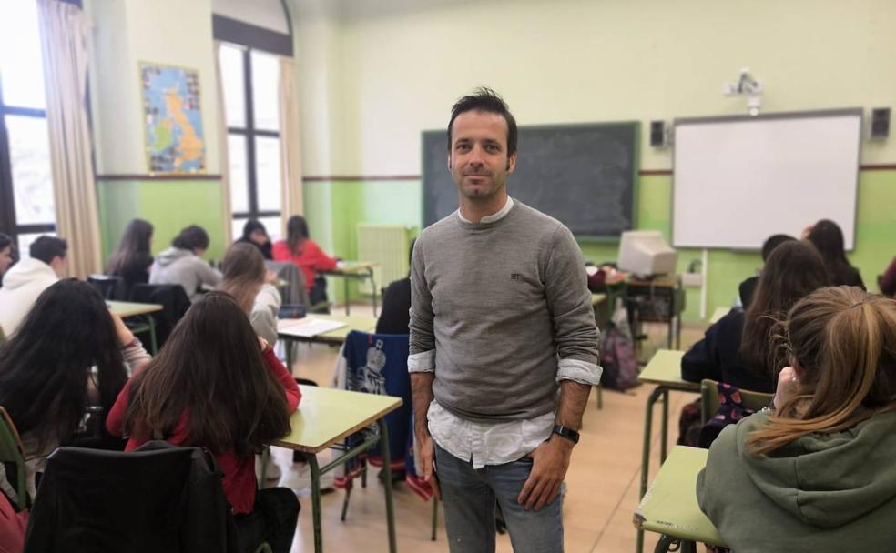 Juan González, de Xat Sexología, en una charla en un instituto de Valladolid. 