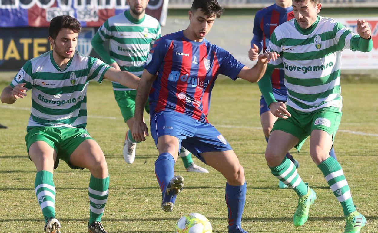 Javi Borrego, ante varios defensores de La Virgen del Camino. 