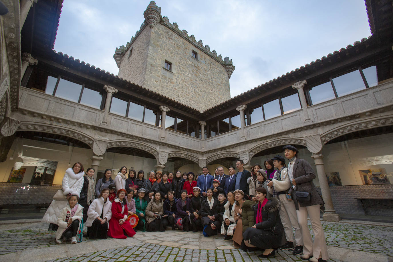 El presidente de la Diputación de Ávila, Carlos García, recibe a los casi 40 miembros de la delegación de MKX International Ltd., grupo empresarial chino que durante esta semana visita la provincia para valorar el desarrollo de distintos proyectos empresariales, mejorar el aprendizaje del español e intercambiar experiencias culturales