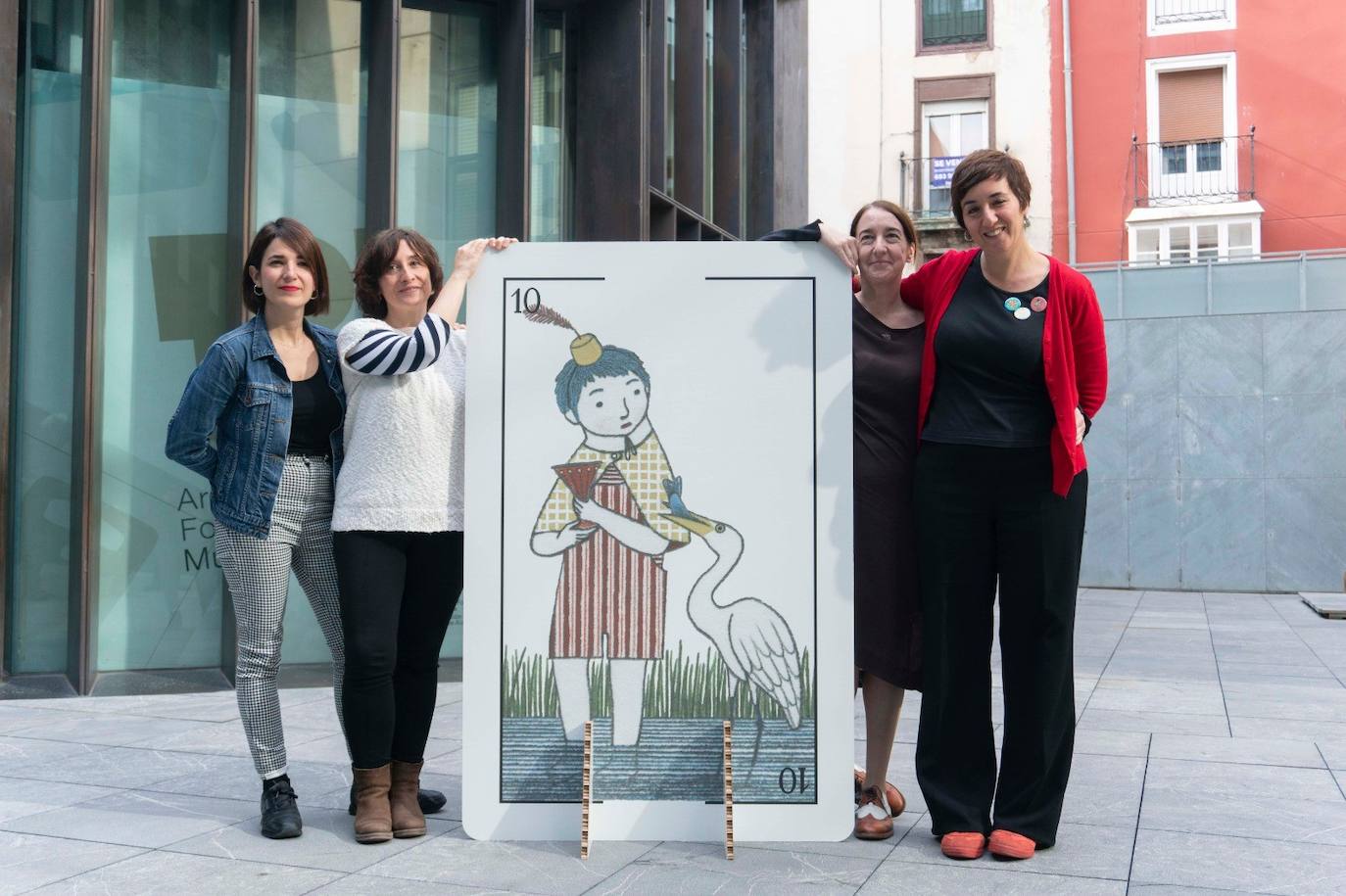 Las figuras de cada palo; los oros de Maite Gurrutxaga, las copas de Elena Odriozola, las espadas de Noemí Villamuza y los bastos de Yolanda Mosquera. 