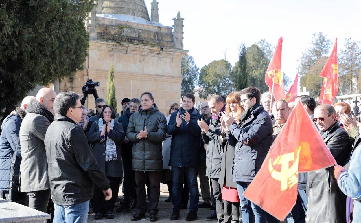 El alcalde y el presidente de la Junta, junto a otros representantes institucionales, durante el acto en el cementerio.