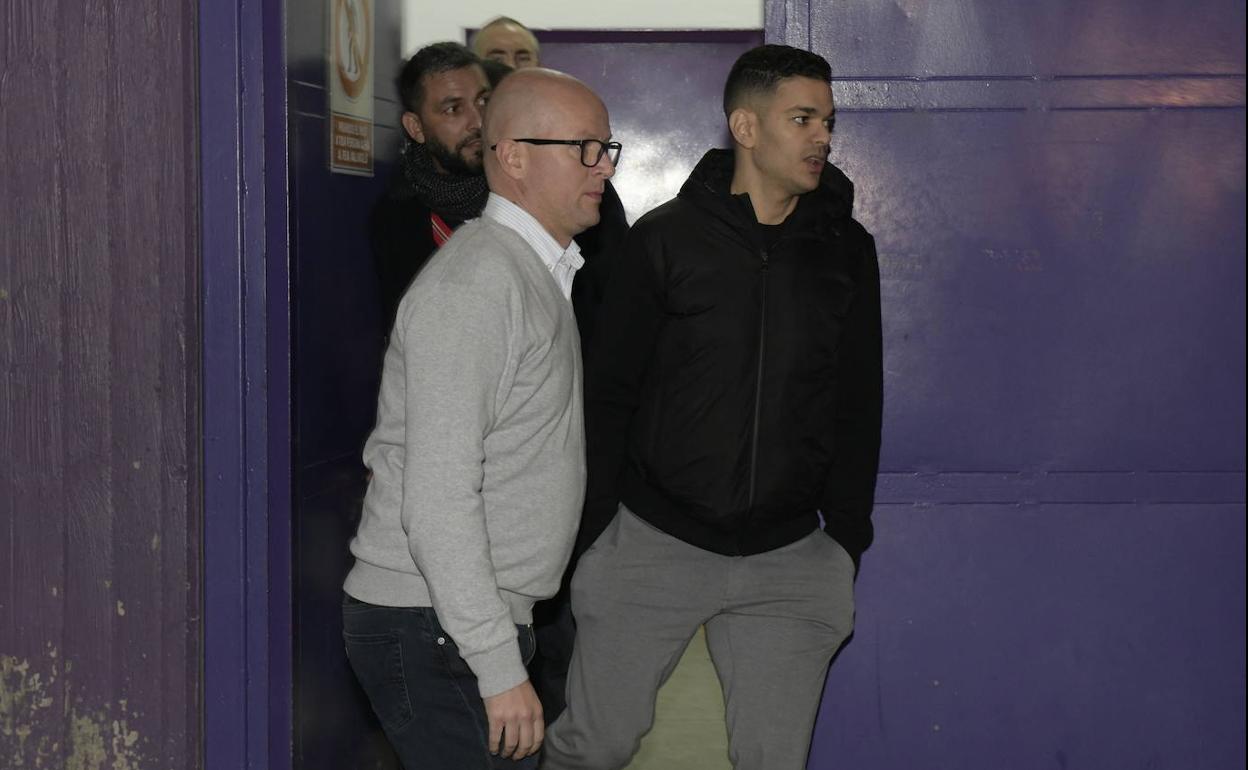 Ben Arfa, acompañado por Mathieu Fenaert, a las puertas del estadio Zorrilla. 