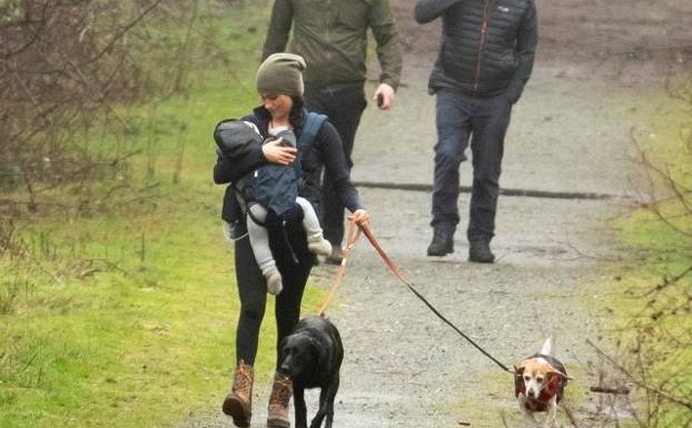 Meghan Markle pasea con su hijo por los alrededores de su nueva casa en Vancouver.