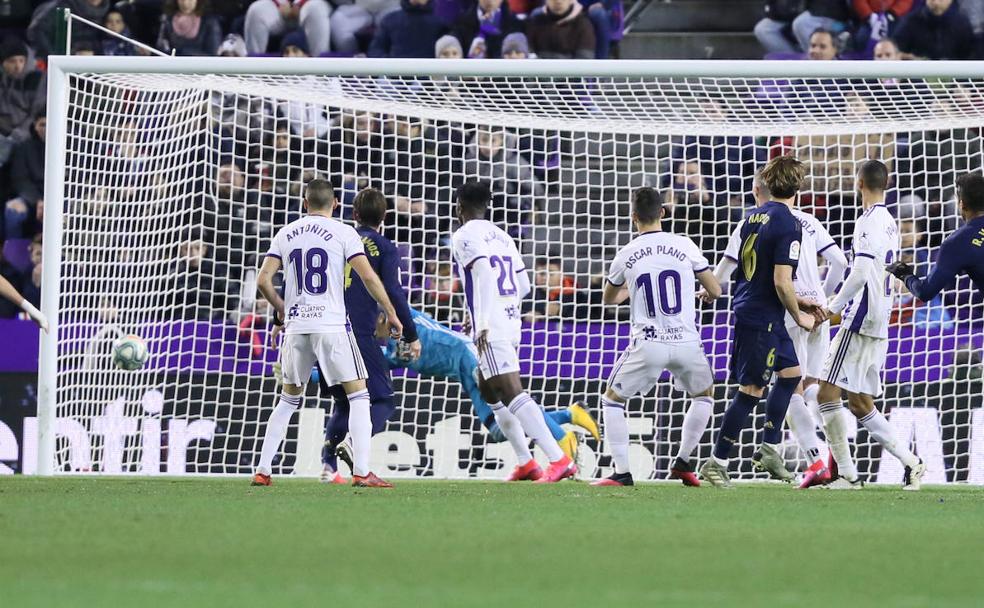 Antoñito, Salisu, Óscar Plano, Guardiola y Joaquín observan cómo Masip no llega a detener el cabezazo de Nacho. 