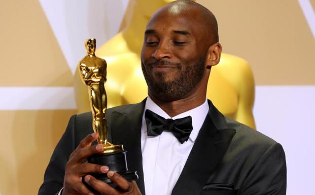 Kobe Bryant posa con el Oscar al mejor corto de animación que recibió por 'Dear basketball'. 