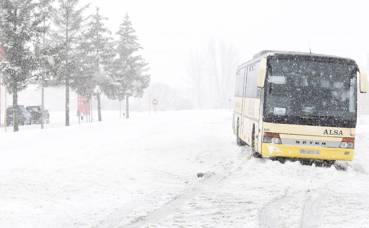 Fotografía de archivo de la nieve en la Nacional 630, a la altura de Villamanín (León).