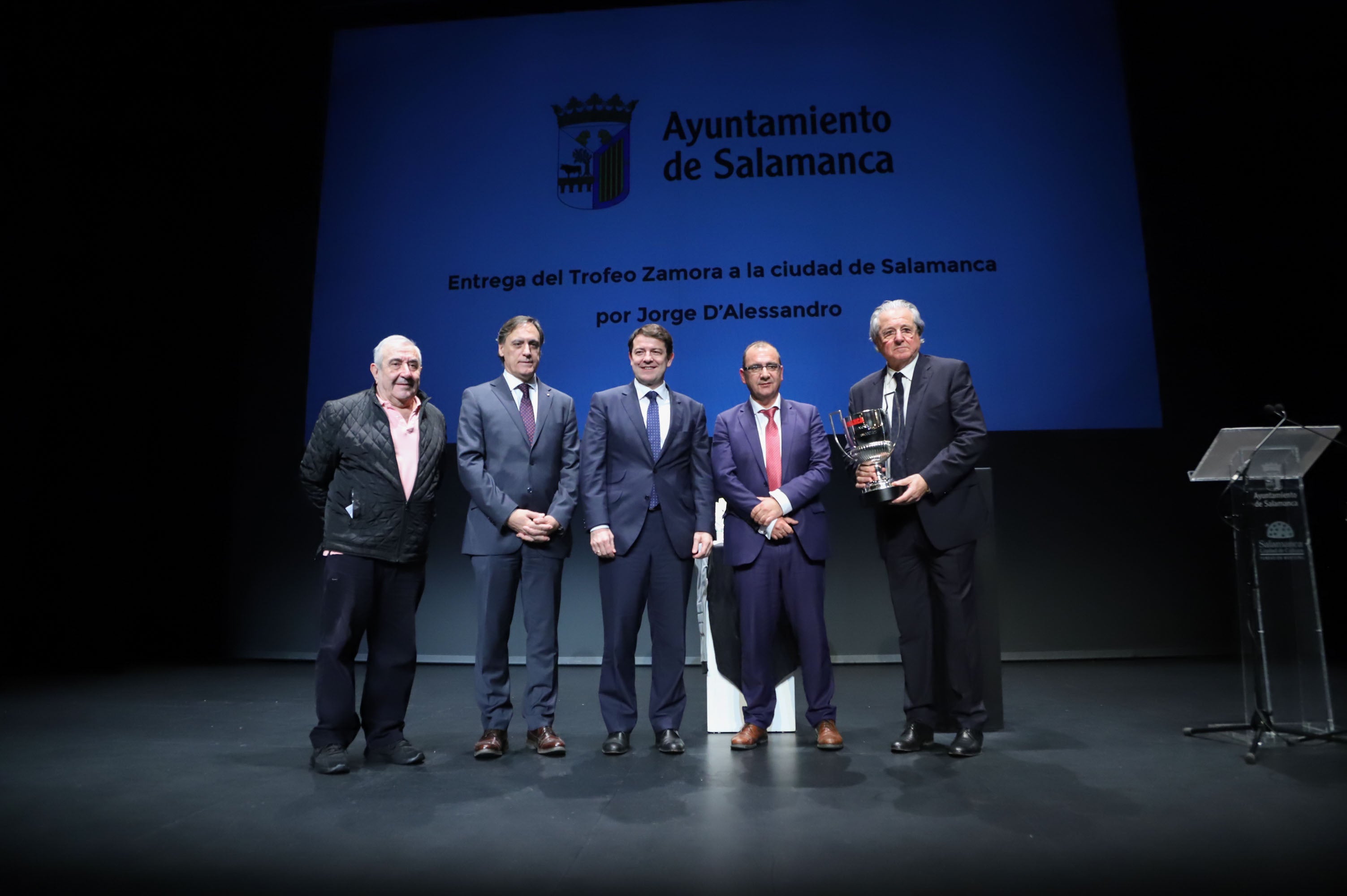 Fotos: Entrega del Trofeo Zamora de Jorge D&#039;Alessandro al ayuntamiento de Salamanca