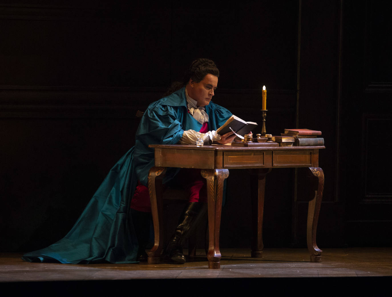 El Teatro Calderón de Valladolid pondrá en escena este miércoles, viernes y domingo la reposición de 'Un ballo in maschera', de Giuseppe Verdi, en un montaje, con la colaboración de la Opera Estatal de Hungría y de la Ópera de Oviedo, en un montaje en el que participarán 120 personas, entre cantantes, coro y músicos.