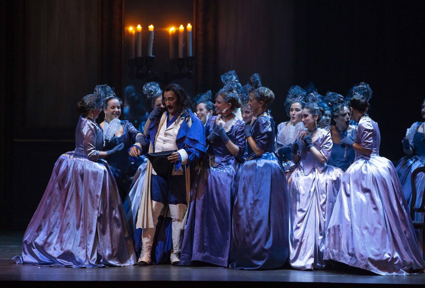 El Teatro Calderón de Valladolid pondrá en escena este miércoles, viernes y domingo la reposición de 'Un ballo in maschera', de Giuseppe Verdi, en un montaje, con la colaboración de la Opera Estatal de Hungría y de la Ópera de Oviedo, en un montaje en el que participarán 120 personas, entre cantantes, coro y músicos.