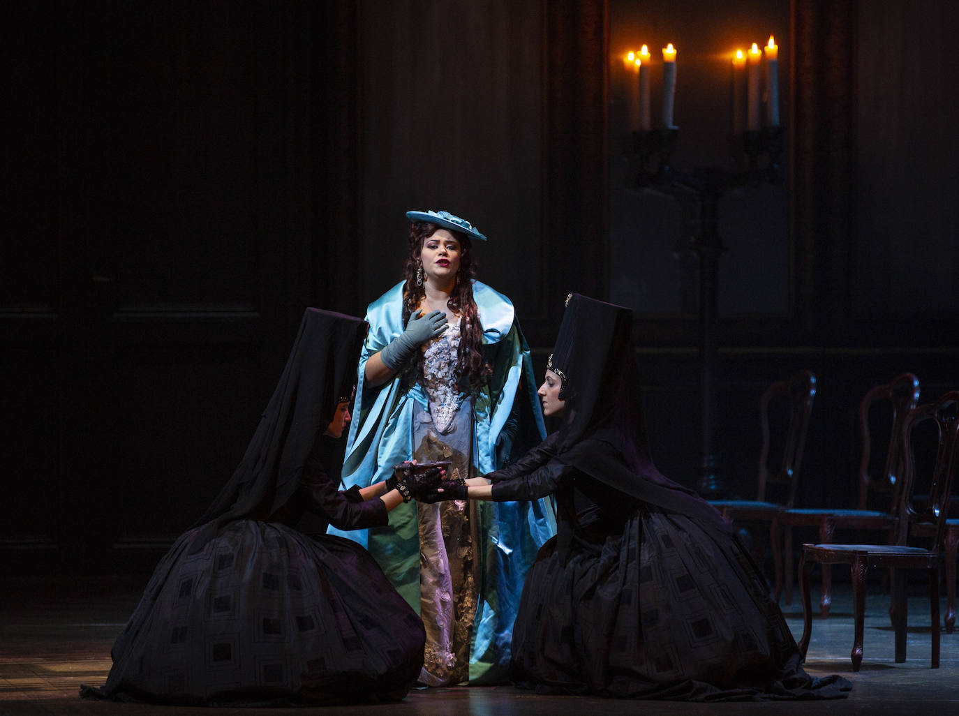 El Teatro Calderón de Valladolid pondrá en escena este miércoles, viernes y domingo la reposición de 'Un ballo in maschera', de Giuseppe Verdi, en un montaje, con la colaboración de la Opera Estatal de Hungría y de la Ópera de Oviedo, en un montaje en el que participarán 120 personas, entre cantantes, coro y músicos.