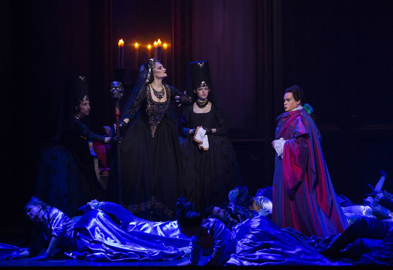 El Teatro Calderón de Valladolid pondrá en escena este miércoles, viernes y domingo la reposición de 'Un ballo in maschera', de Giuseppe Verdi, en un montaje, con la colaboración de la Opera Estatal de Hungría y de la Ópera de Oviedo, en un montaje en el que participarán 120 personas, entre cantantes, coro y músicos.