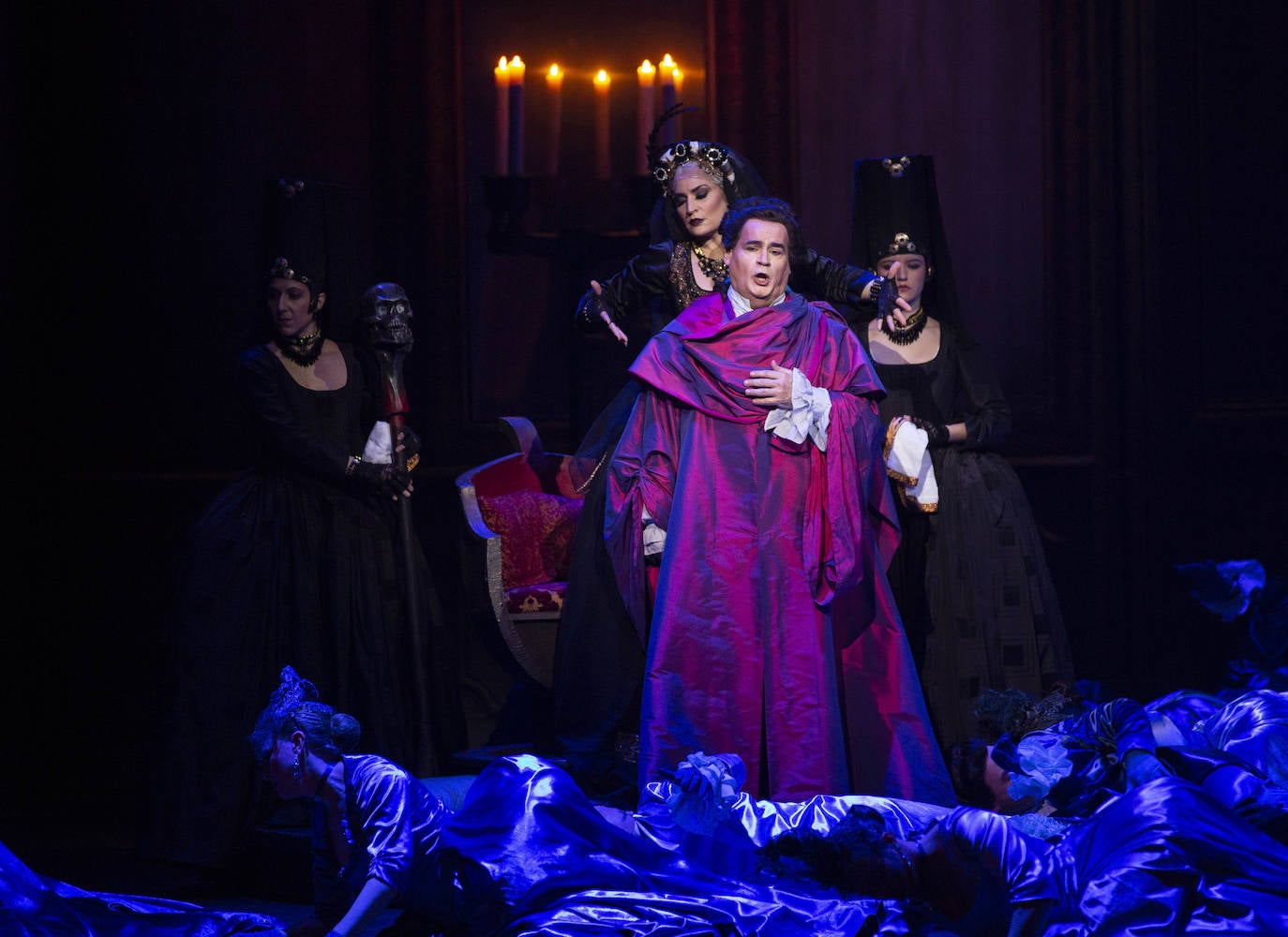 El Teatro Calderón de Valladolid pondrá en escena este miércoles, viernes y domingo la reposición de 'Un ballo in maschera', de Giuseppe Verdi, en un montaje, con la colaboración de la Opera Estatal de Hungría y de la Ópera de Oviedo, en un montaje en el que participarán 120 personas, entre cantantes, coro y músicos.