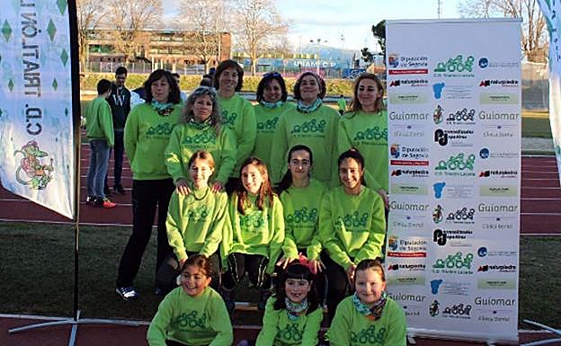 Representantes de los equipos femeninos del club. 