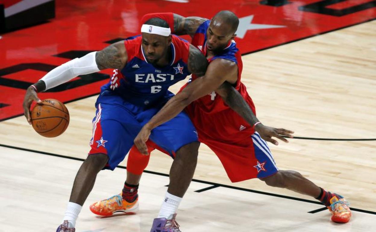 LeBron James y Kobe Bryant pugnan durante el All Star Game de 2013. 