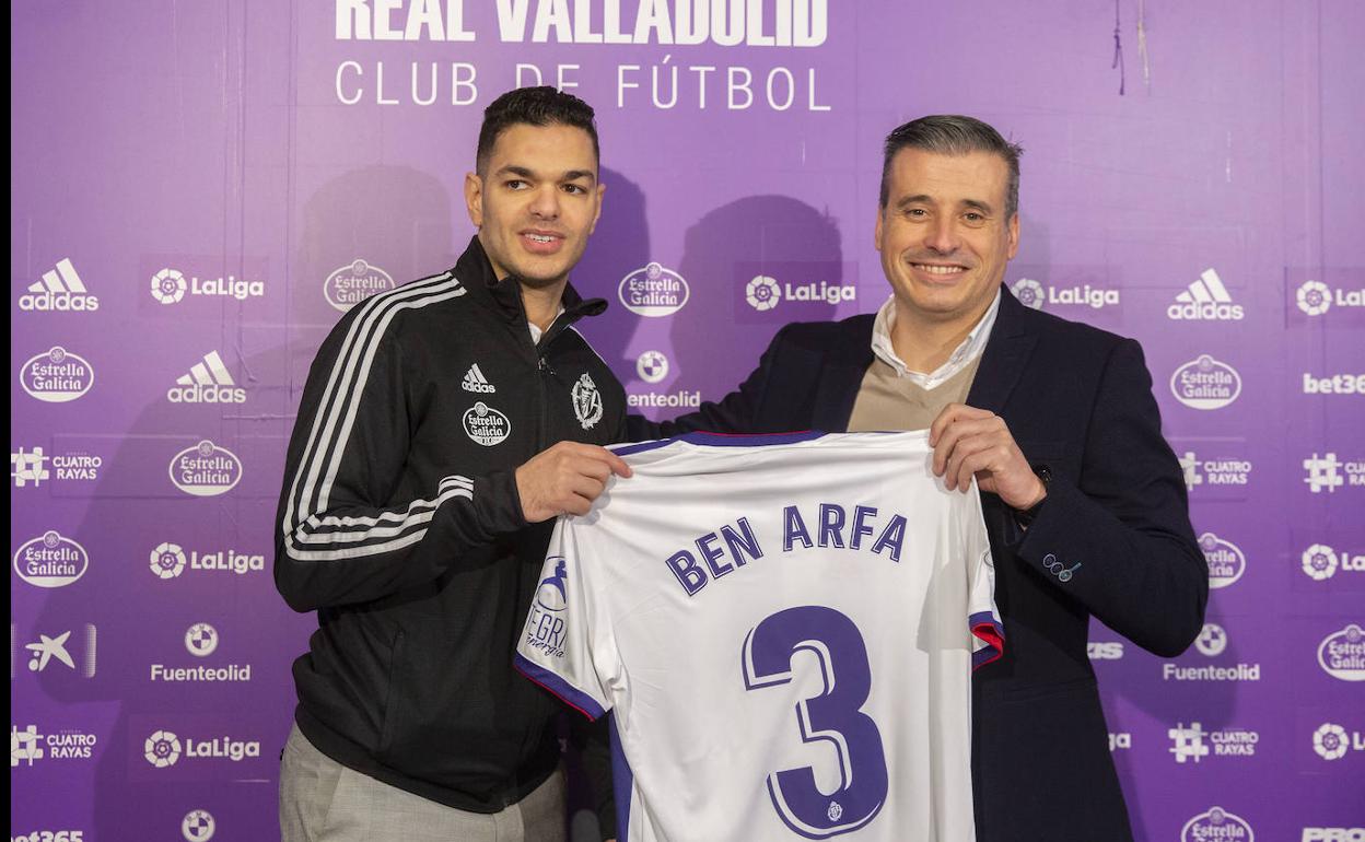 Miguel Ángel Gómez sostiene la camiseta de Ben Arfa, que lucirá el 3 a la espalda con el Real Valladolid. 