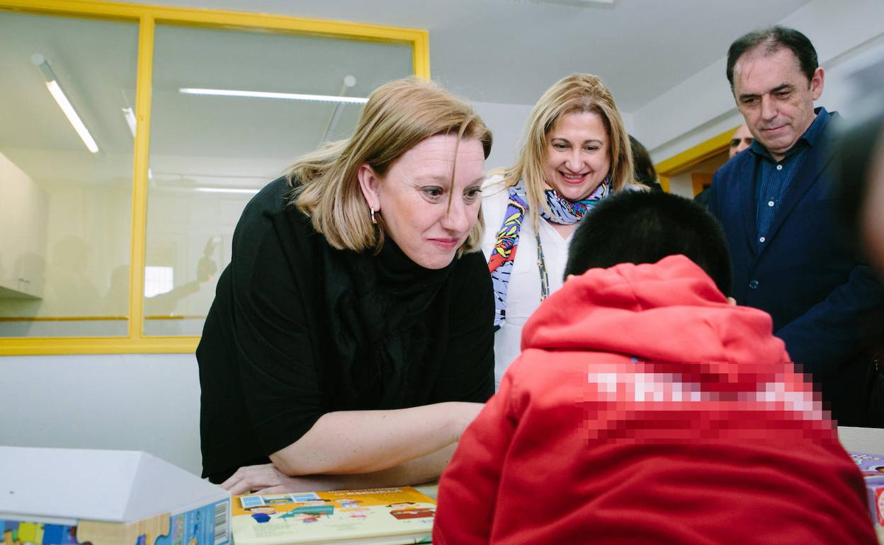 La consejera de Familia e Igualdad de Oportunidades, Isabel Blanco, visita la Residencia de Acogida Marillac. En la imagen junto a la delegada, Yolanda de Gregorio y presidente de la Diputación Benito Serrano.