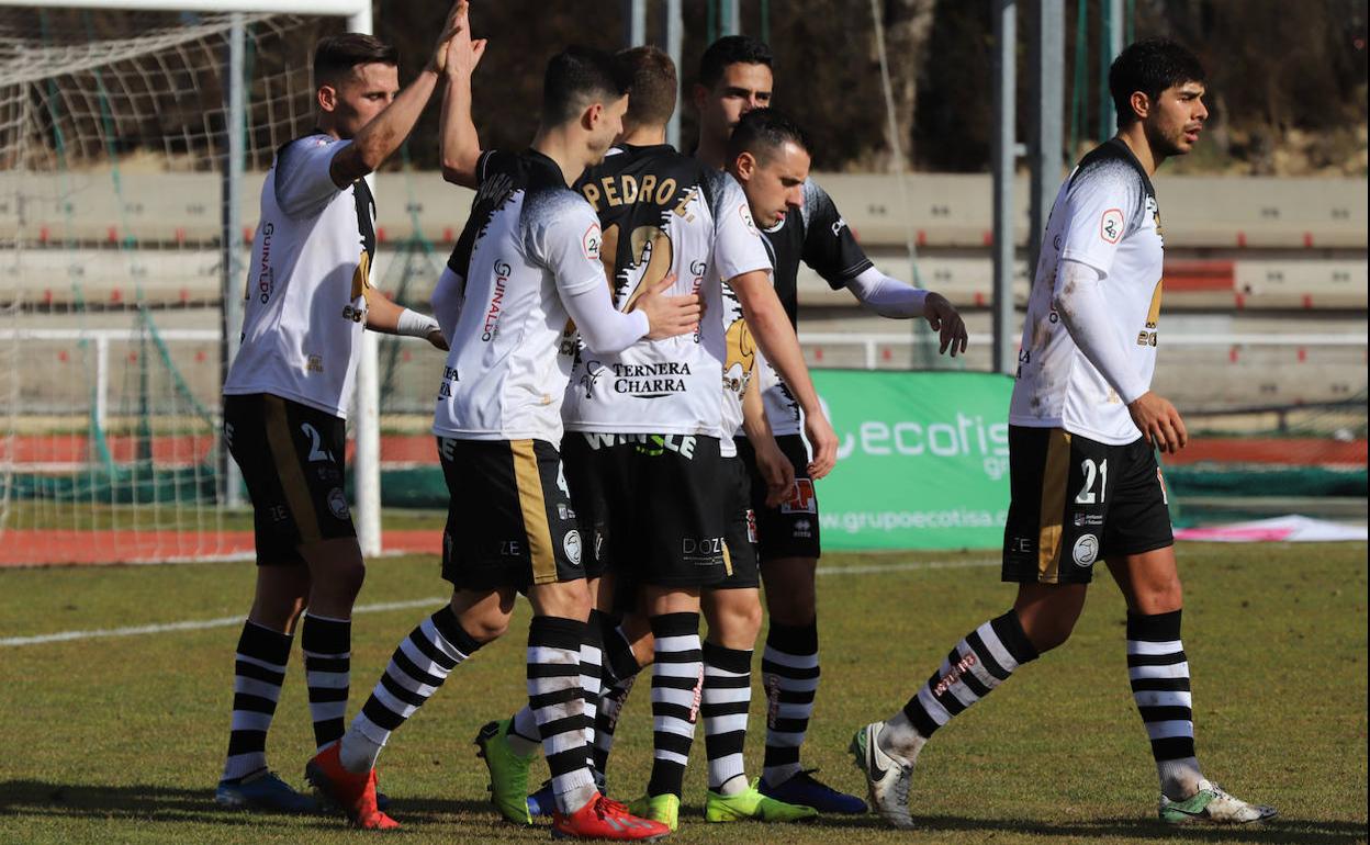 Los jugadores de Unionistas celebran uno de los goles ante el Alavés B. 