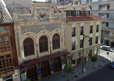 Imagen secundaria 1 - Interior del teatro en 1998, durante la apertura de la 43 edición de la Seminci, la fachada en 2005 y una postal antigua en la que aparece rodeada de edificios desaparecidos.