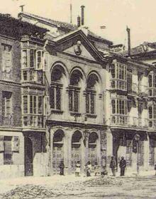 Imagen secundaria 2 - Interior del teatro en 1998, durante la apertura de la 43 edición de la Seminci, la fachada en 2005 y una postal antigua en la que aparece rodeada de edificios desaparecidos.