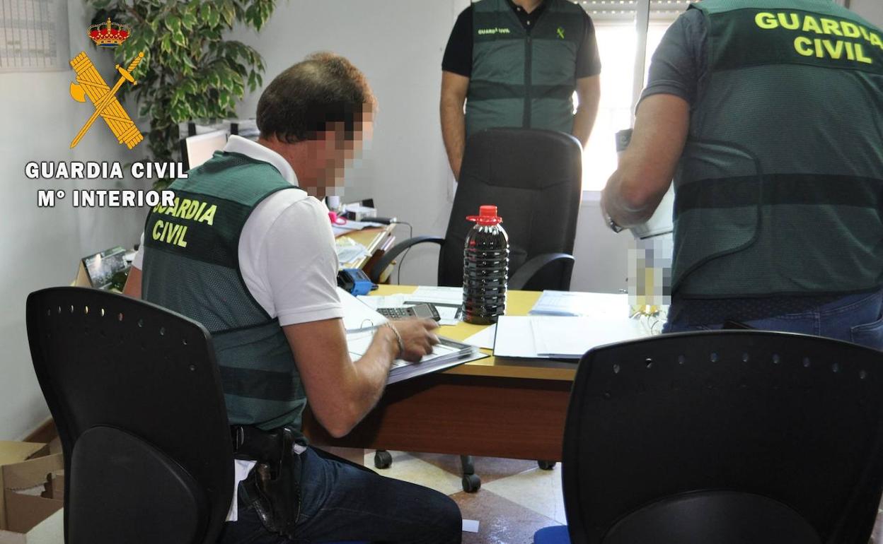 La Guardia Civil realizó tres registros en la bodega de Cañamero.