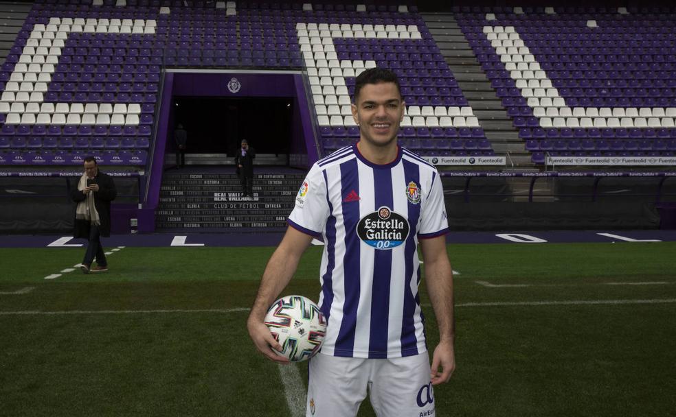 Ben Arfa posa con su nueva camiseta en el césped de Zorrilla. 