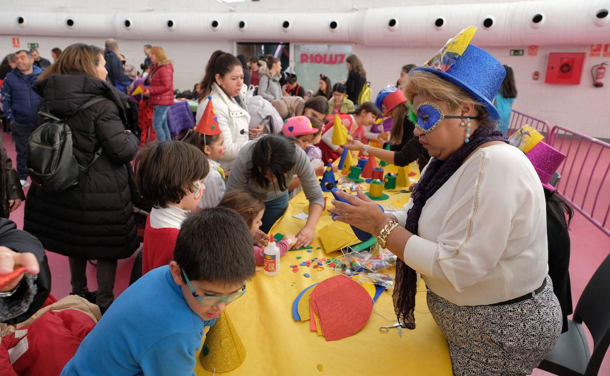 Talleres de Carnaval en la Cúpula del Milenio. 