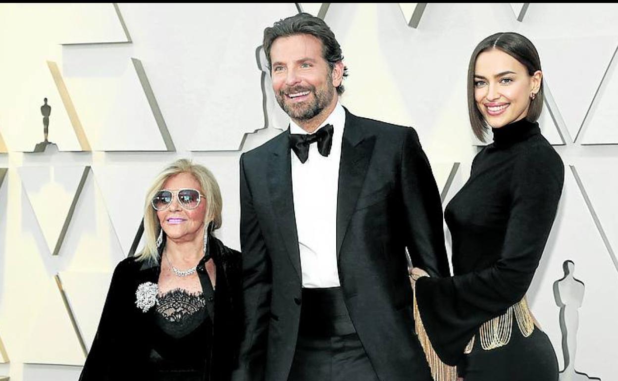 Irina con Cooper y la madre de este, en los pasados Oscar.