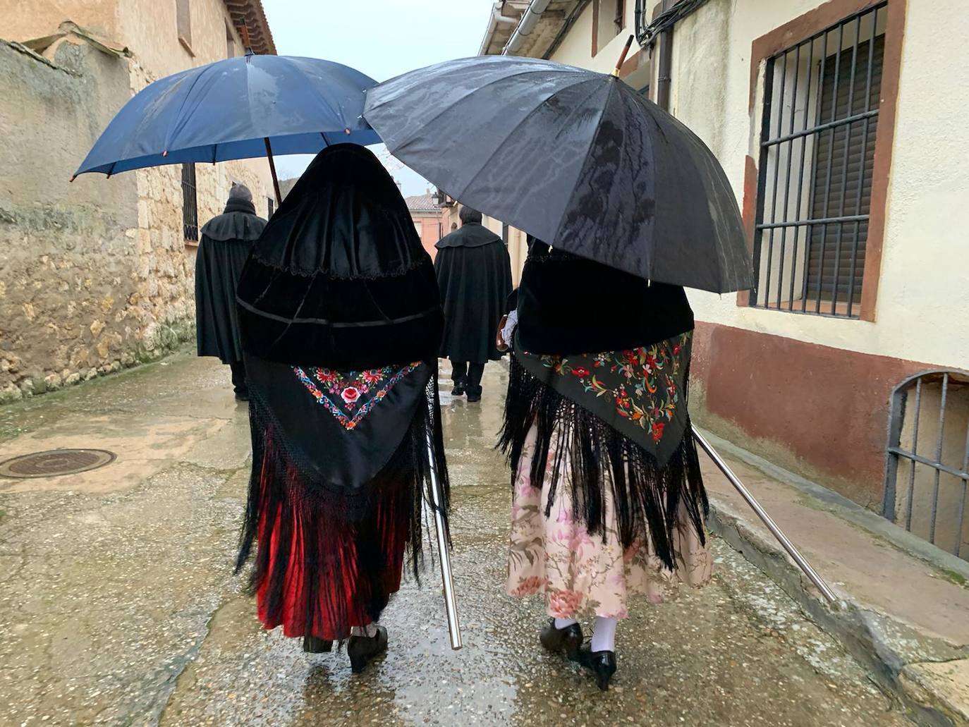 La diputada va a buscar con la música a la mayordoma y después van a misa con todas la cofrades. 